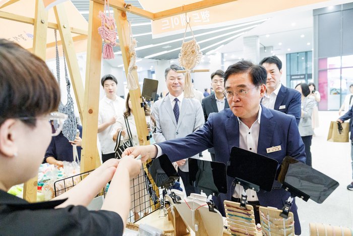เขตคังซอ เปิดศูนย์ประชาสัมพันธ์การพึ่งพาตนเองแห่งแรกของเขตในกรุงโซล 'Gangseo Market On' ที่มาคก-ดง เมื่อวันที่ 24