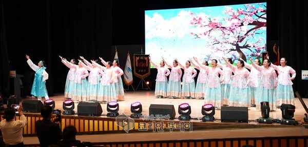 [코리안투데이] 사진: 송화강 시니어예술단 [ 무용 배띄워라 ] © 박수진 기자