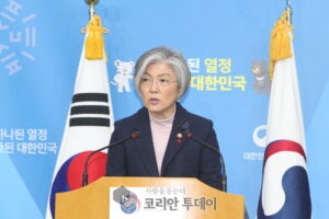 강경화 “피해자와 소통해 대응 방향을 정립해 나가고자.”