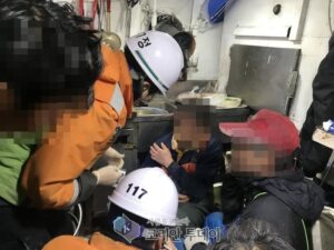 여수 소리도 앞 해상 8천 톤급 부선 70톤급 어선 충돌,전복·침수