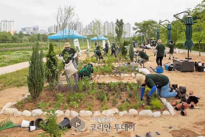 Yangcheon-gu creates 20 mini gardens along Anyangcheon, 'gardens made and tended by residents themselves'