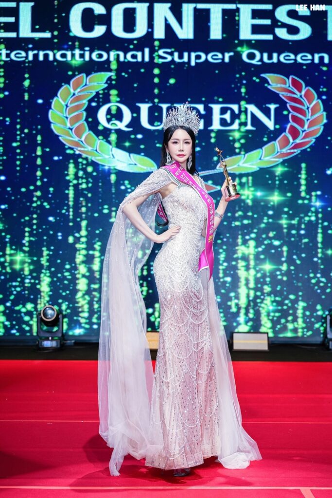 นางแบบคิม นา-ยอน คว้าตำแหน่งควีนในรอบชิงชนะเลิศ International Super Queen Model ครั้งที่ 12 ด้วยการแสดงที่โดดเด่น