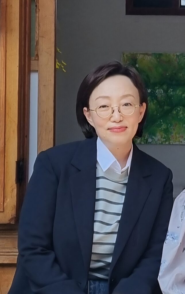 Họa sĩ Lee So-young: Hành trình nghệ thuật và triết lý của rừng hoa trà, nơi vẽ nên sự sống và chữa lành