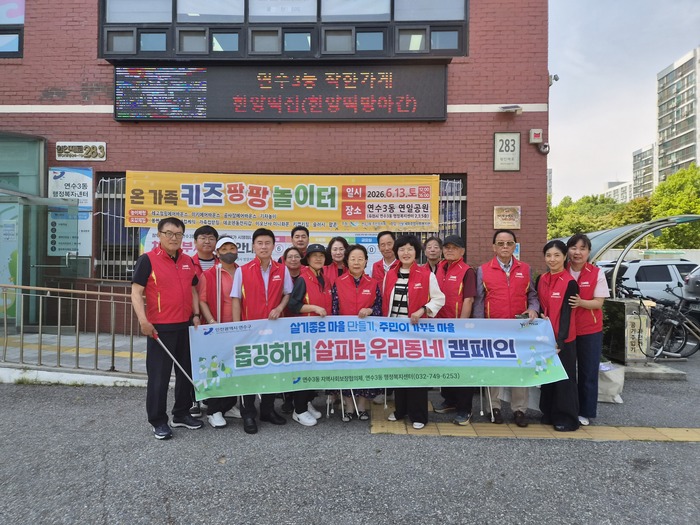유승종 연수구청소년센터장이 저어새 생태학습관 관계자와 협약서에 서명하고 있다.