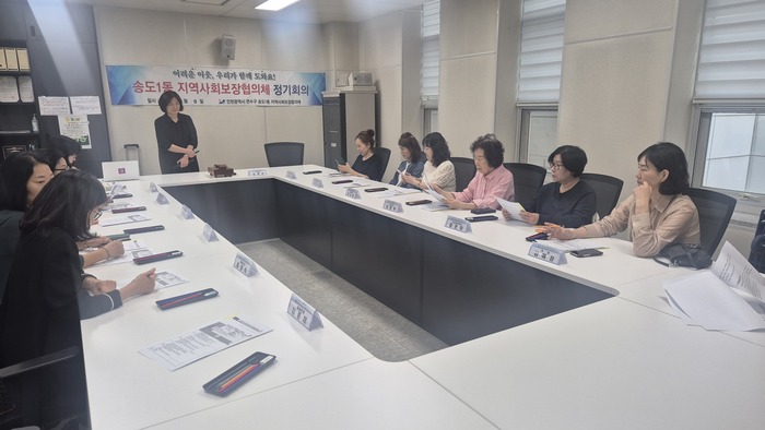 협약 체결 후 양 기관 관계자들이 함께 기념 촬영을 하고 있다.