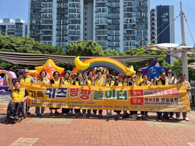 기업 부스 앞에서 구직자들이 이력서를 들고 순서를 기다리고 있다.