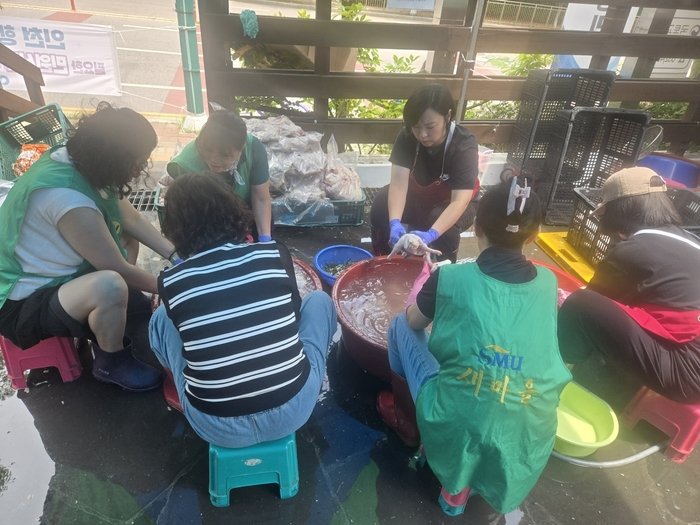 Community Service Center staff visit the homes of elderly residents living alone who have difficulty getting around, delivering packaged samgyetang.