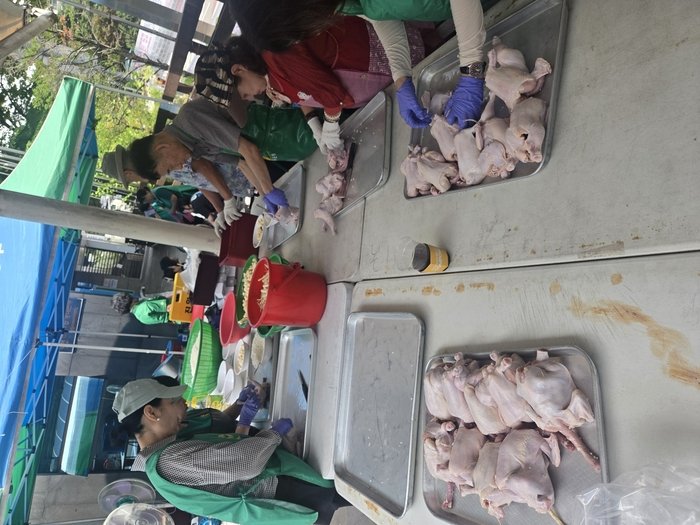 Members of the Nonhyeon 1-dong Saemaul Women's Association prepare homemade side dishes — including jjanji (짠지, salted radish) and oiji (오이지, cucumber pickles) — fermented over several days ahead of the event.