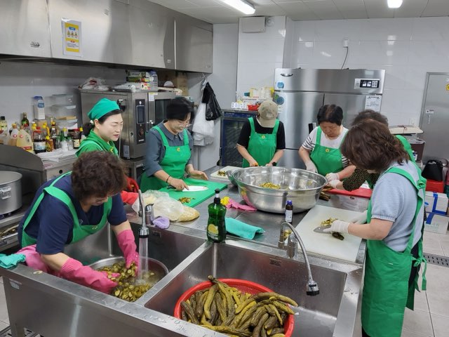 Members of the Mansu 5-dong Integrated Care Team deliver nutritious side dishes to the homes of vulnerable elderly residents on the 25th.