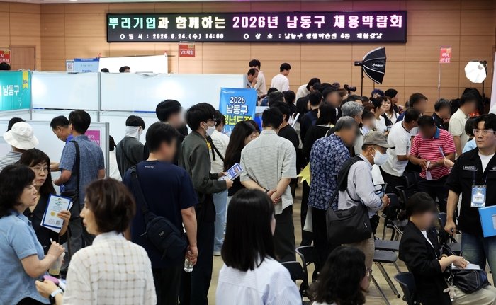 An AI-powered quadruped robot (Go2) demonstration and hands-on operation program running at the event venue