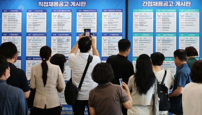 Job seekers using the résumé photo service at the side-event hall