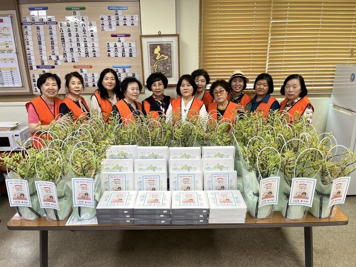 만수6동 지역사회보장협의체 위원들이 독거 어르신 가정을 방문해 화분을 전달하는 모습