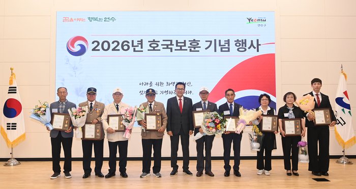 A Yeonsu-gu (연수구) official accepts the Incheon Regional Grand Prize at the award ceremony for the 2025 Local Government Sustainable Development ESG Assessment.