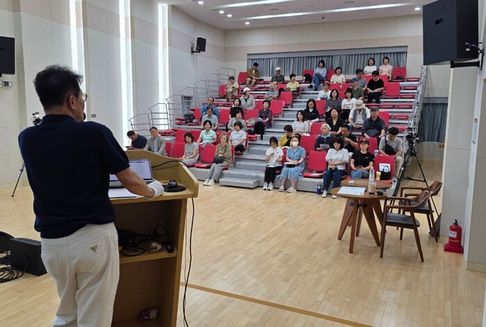 Yeonsu-gu District Chief Lee Jae-ho (이재호 연수구청장) exchanges views with residents at a community communication forum.