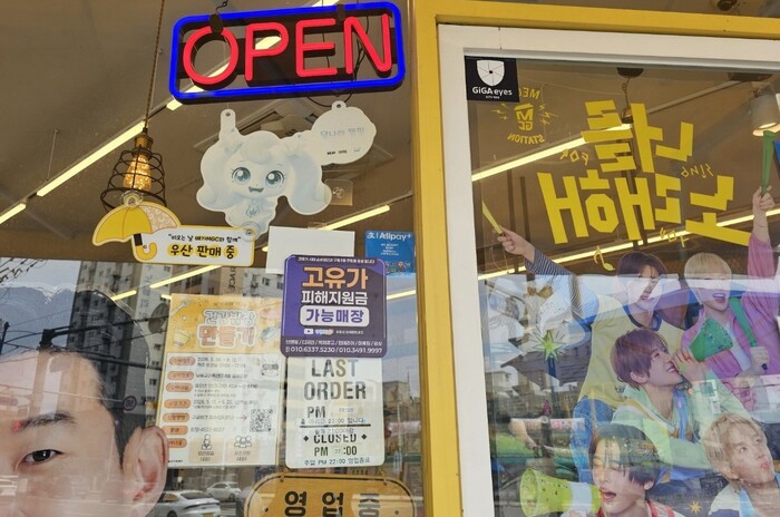 九月3洞洞长们正在辖区店铺亲自粘贴可使用高油价补贴门店的指引贴纸。