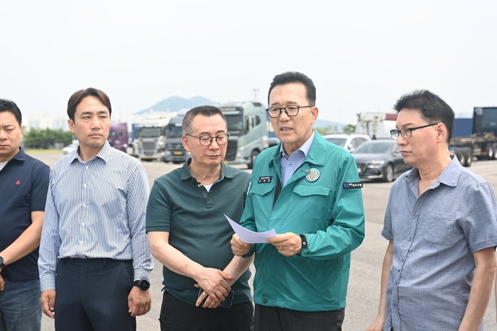 이재호 연수구청장이 아암물류2단지 화물차주차장 현장을 점검하고 있다.
