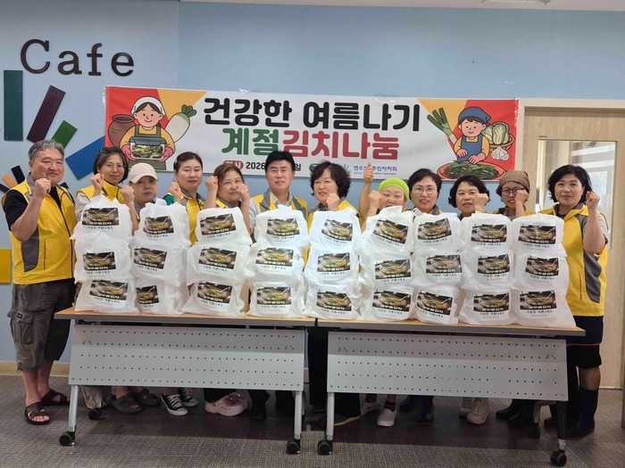 송도3동지역사회보장협의체 위원들과 관계자들이 현판식에서 기념촬영을 하고 있다.