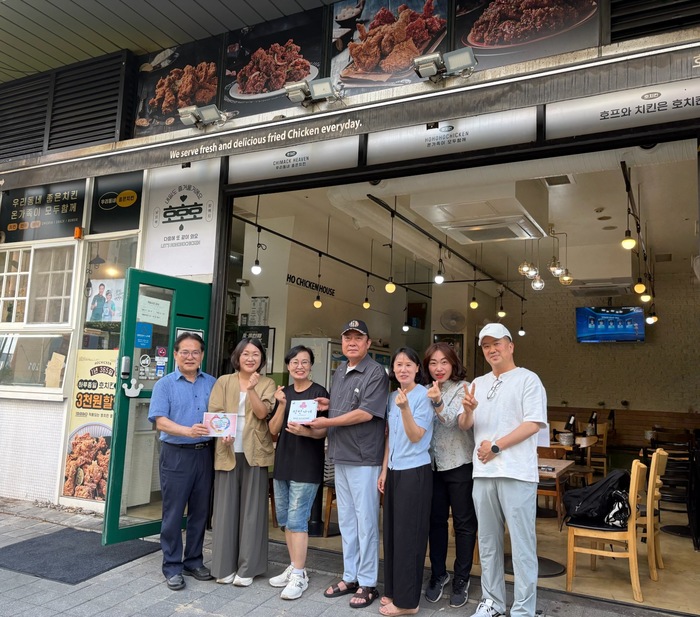 호치킨 송도글로벌점 대표가 착한가게 현판을 전달받고 있다.
