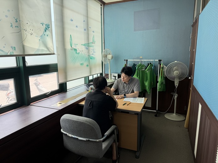 어르신이 인지선별검사(CIST)를 받는 모습