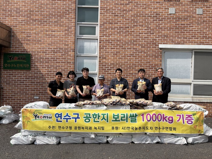 연수구청 관계자가 거점시설에 생수를 채우는 모습