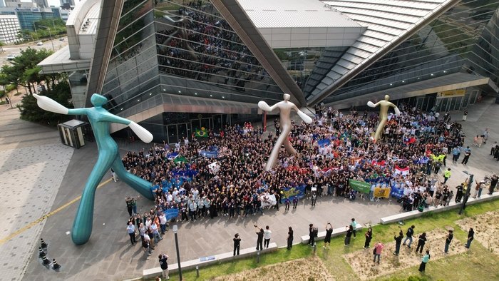 박신양 작가 초대전 <제4의 벽> 전시 포스터