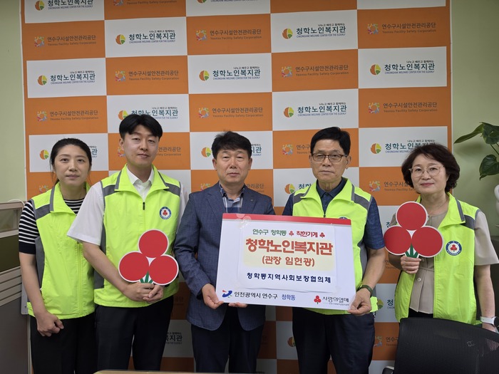 동 간호직 공무원이 어르신 가정을 방문해 혈압을 측정하는 모습.