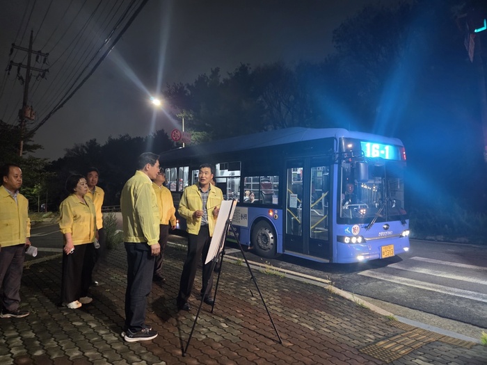 El alcalde del distrito de Namdong-gu (남동구), Lee Byung-rae (이병래), inspecciona el sistema de bloqueo de acceso a un paso subterráneo.