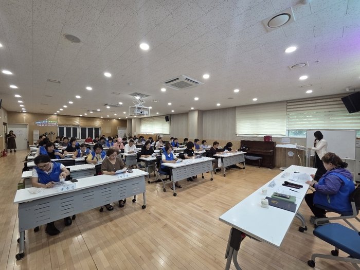 La representante de Bonga Seolleongtang (본가 설렁탕) firma el convenio de adhesión al programa de Tiendas Buenas de Ganseok 1(il)-dong.
