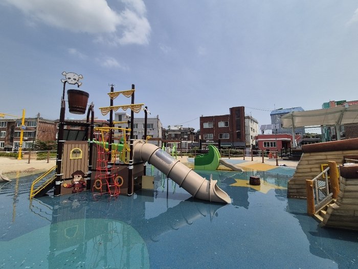Instalación en forma de cocodrilo del parque acuático del Parque Infantil Namchon (남촌어린이공원), creado recientemente este año