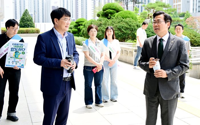 Thị trưởng Incheon (인천광역시) Park Chan-dae (박찬대) cùng các nhân viên thực hiện chiến dịch xây dựng trụ sở công không sử dụng đồ dùng một lần (Zero) tại sảnh chính tòa thị chính vào ngày 3 vừa qua.