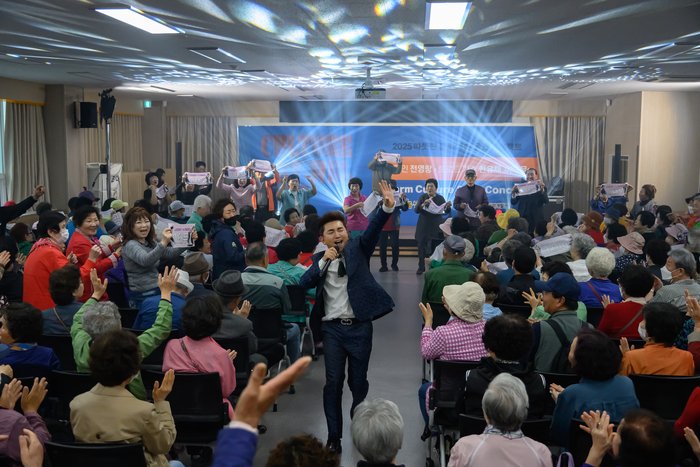 A scene from the public lecture on self-regulation for children and adolescents held at the district office's small auditorium