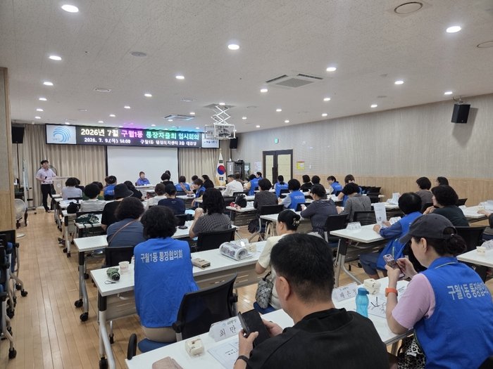 Các hội viên Hội Phụ nữ Saemaul đến thăm nhà sinh hoạt người cao tuổi (경로당) để trao tặng gà hầm sâm