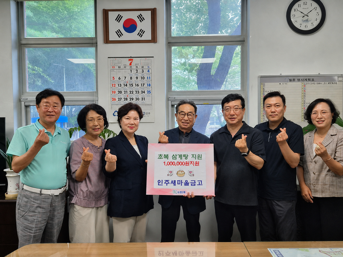 Los mayores participantes de Café Dasom (카페다솜) compartiendo una comida y estrechando lazos de amistad
