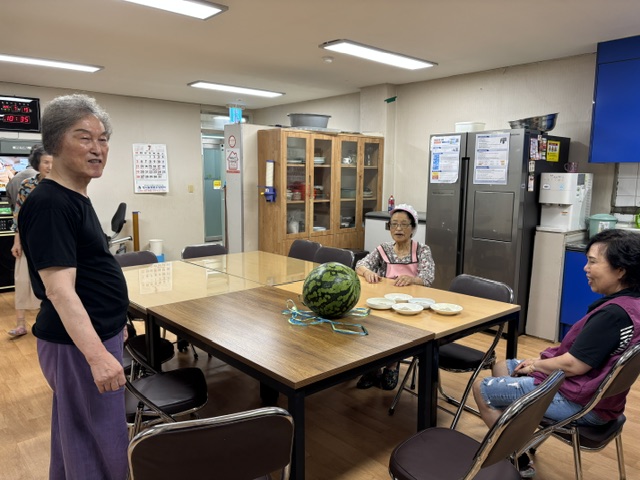セマウル婦女会が用意した隣人愛食べ物バザーの会場の様子