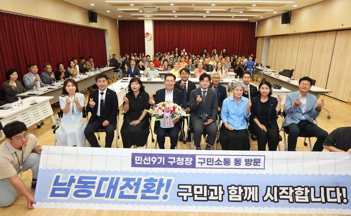 이병래 구청장이 석촌경로당을 방문해 어르신들과 대화하는 모습