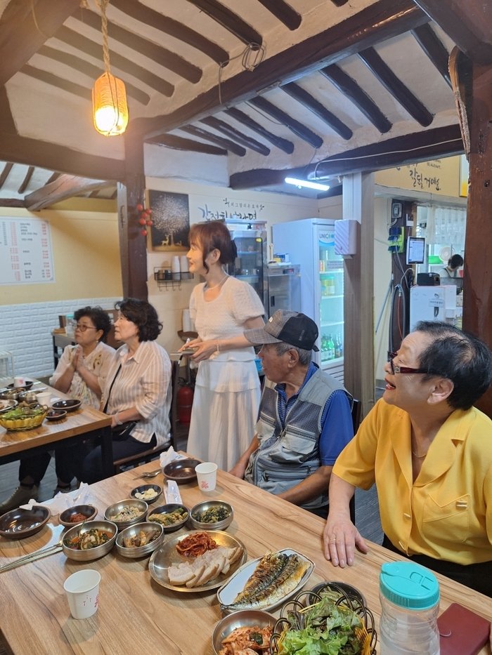 Escena de la capacitación de sensibilización sobre demencia para los miembros del Consejo de Bienestar Social Comunitario de Mansu 2-dong (만수2동)