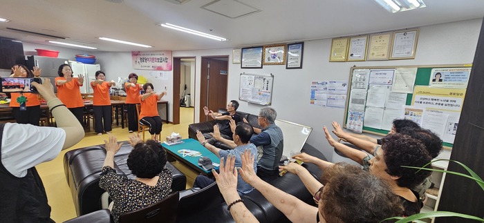 南東区体育会の役員陣と協力方案を議論する李炳來(이병래)南東区庁長