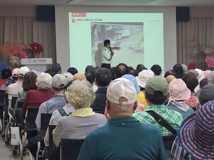警察通过实际事故案例视频讲解擅自穿越马路危险性的现场