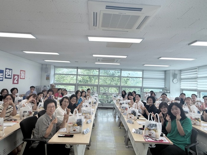 논현2동 ‘똑똑 안녕한 家’ 사업, 여름 제철 과일 나누며 안부 살펴