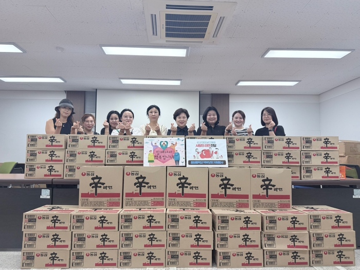 미래행복재단·동방중 학부모회, 논현2동 취약계층에 라면 전달 (사진 제공: 남동구청)