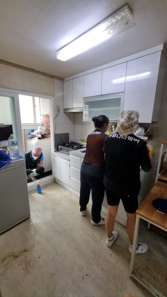 มาซู 1-ดง มอบ "บ้านสะอาด การดูแลอบอุ่น" แก่ครัวเรือนที่มีปัญหาด้านที่อยู่อาศัย