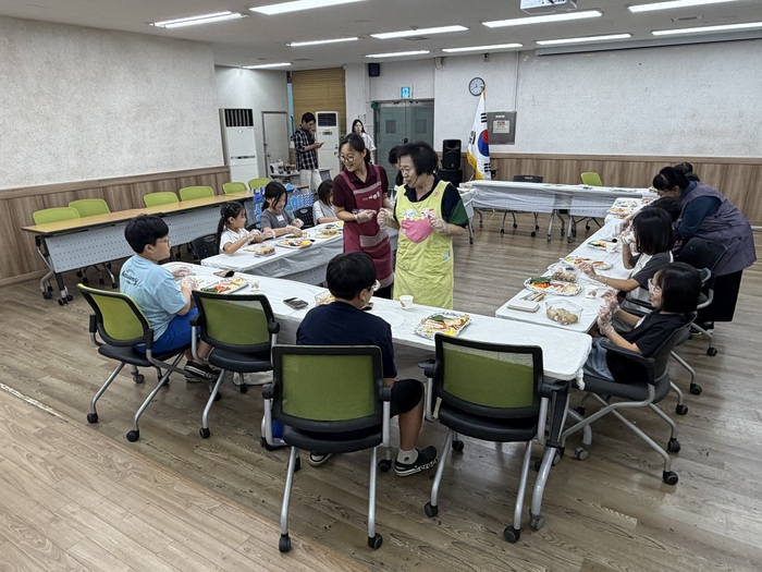 만수6동 통장공동체 「행복주머니 통통」, 어린이들과 요리체험 (사진 제공: 남동구청)