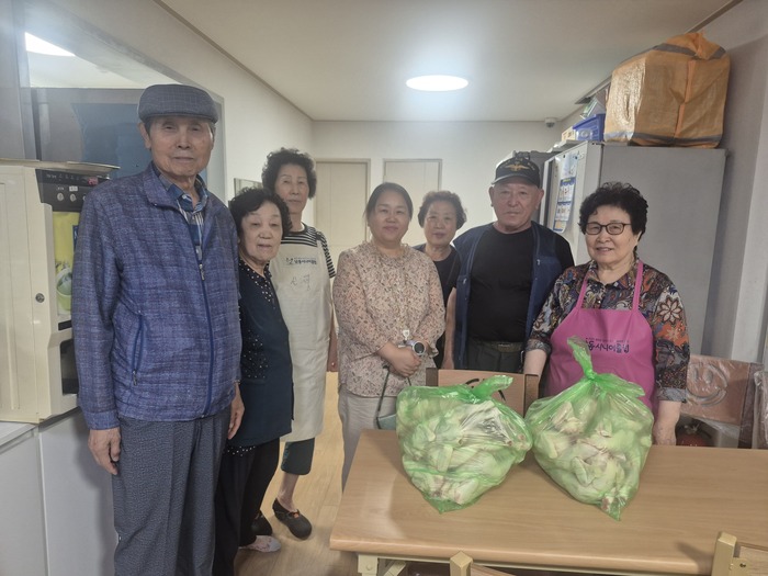 구월4동, 경로당 어르신에게 삼계탕 식재료·제철 과일 전달 (사진 제공: 남동구청)
