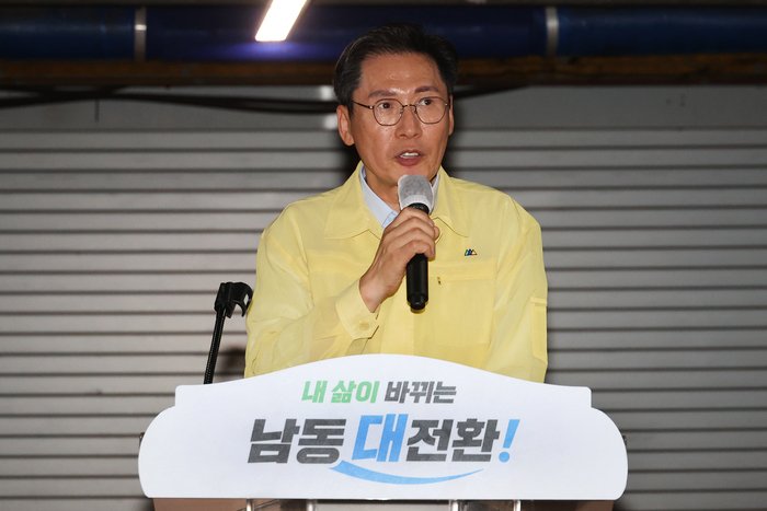 인천터미널정형외과, 이웃사랑 실천 후원품(라면) 기탁 (사진 제공: 남동구청)