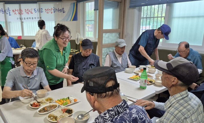 구월2동 새마을부녀회, 경로당 어르신들에게 식사 대접 (사진 제공: 남동구청)