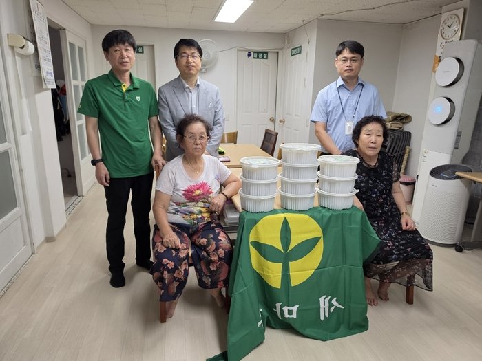 만수1동 새마을협의회·부녀회, 경로당 어르신께 삼계탕 나눔 (사진 제공: 남동구청)