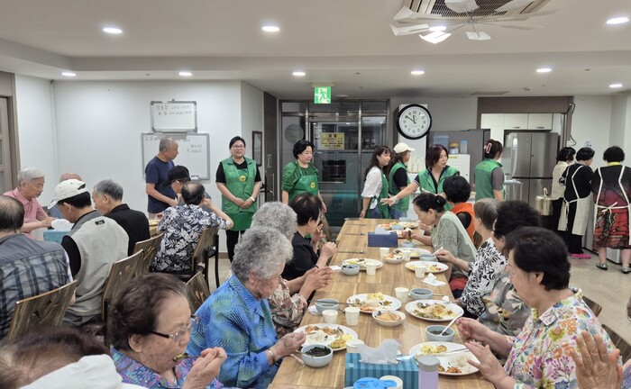 구월2동 새마을부녀회 경로당 어르신들에게 식사 대접 (사진 제공: 남동구청)