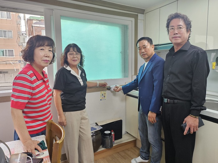 구월4동 주민자치회, 고위험가구 가스 안전차단기 설치 (사진 제공: 남동구청)