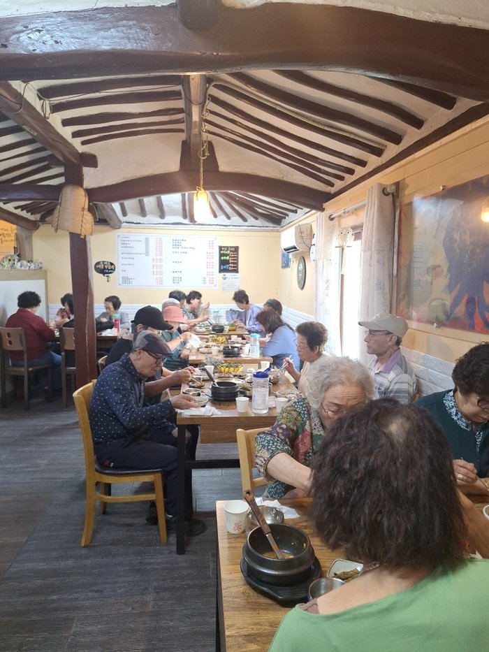 論現1洞の晩静韓定食、敬老堂の高齢者30人余りに秋夕の昼食を提供