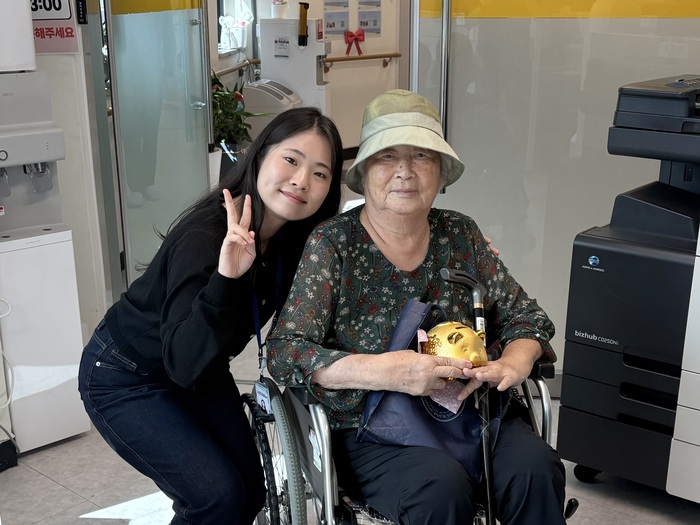 こつこつ貯めた小銭 柳在順さん、万寿老人文化センターに3年連続で貯金箱を寄付